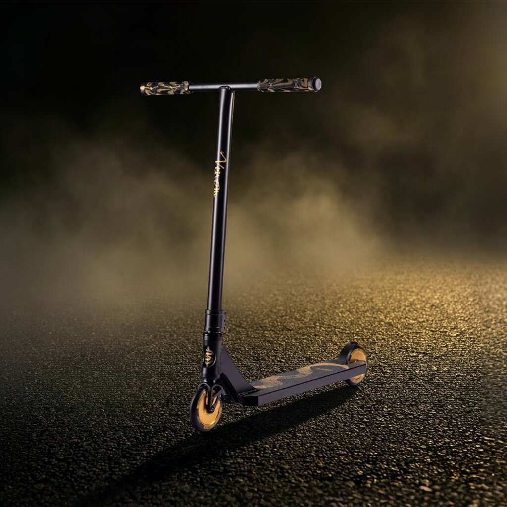 SKITT Freestyle koloběžka Venom Gold lifestyle koloběžka zepředu 2